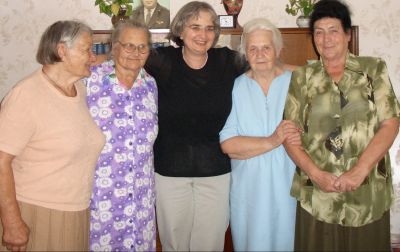 Cordula Tollmien mit vier ehemaligen Zwangsarbeiterinnen